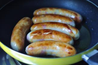 7、直至两面煎的金黄色关火，晾凉备用
把鱼肠按一分为4的方法，分开鱼肠，这个方子太费鱼肠了，一包鱼肠整根的上根本不够做，所以只能一分为四。