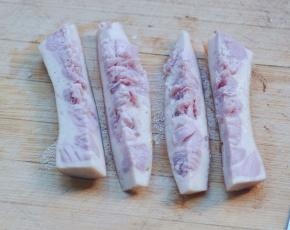 8、把鱼肠按一分为4的方法，分开鱼肠，这个方子太费鱼肠了，一包鱼肠整根的上根本不够做，所以只能一分为四。