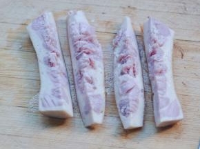 8、把鱼肠按一分为4的方法，分开鱼肠，这个方子太费鱼肠了，一包鱼肠整根的上根本不够做，所以只能一分为四。