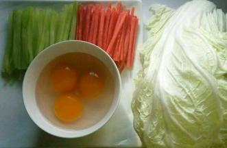 所有材料洗干净，莴笋，胡萝卜切丝，鸡蛋搅拌成蛋液