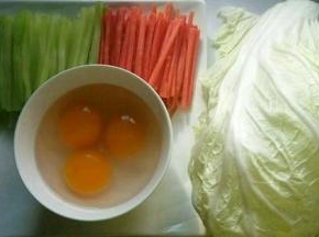 所有材料洗干净，莴笋，胡萝卜切丝，鸡蛋搅拌成蛋液