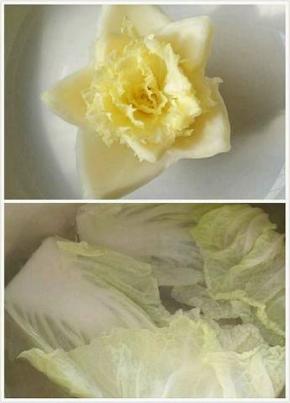 白菜放锅中煮熟捞出，白菜心剪成花摆盘