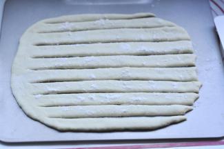 10、把面切成左边连着的条状，