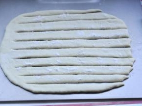 10、把面切成左边连着的条状，