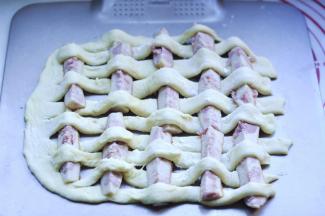 11、把切好的面条，均匀的编在香肠中。多出的部分直接塞在面包下面。又美观，也不影响面包的整体感。