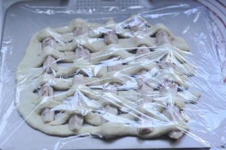 12、盖上保鲜膜，二发到感觉整体微微变大就可。打开烤箱预热