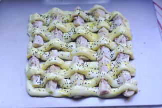 13、先刷蛋液，然后在撒上芝麻