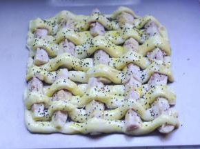 13、先刷蛋液，然后在撒上芝麻