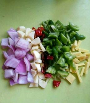 然后其余配菜切丁