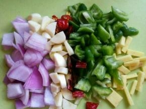 然后其余配菜切丁