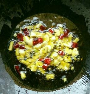 锅里放油 ，放入干辣椒，花椒，大蒜，姜片炒香