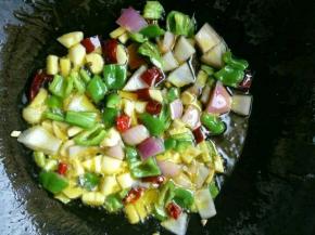 再放入青椒，洋葱