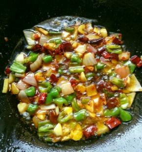 继续放入郫县豆瓣酱爆香