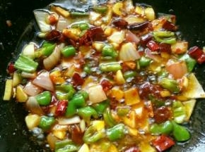 继续放入郫县豆瓣酱爆香