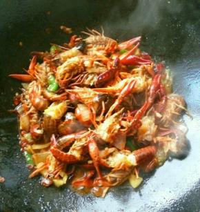 翻炒到龙虾变色