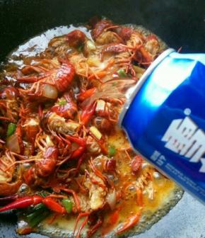 放入冰糖，倒入一罐啤酒