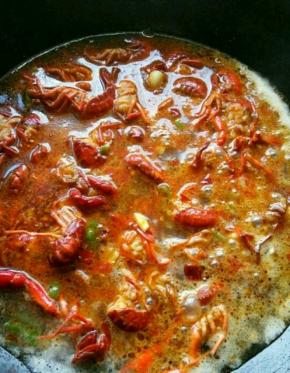 啤酒没过龙虾，一直煮至汤汁收汁即可