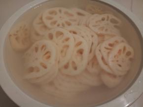 盘子放点水，将切好的藕片及时泡水里