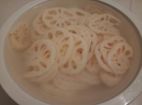 盘子放点水，将切好的藕片及时泡水里