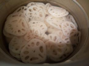 锅里水开，放藕片焯水