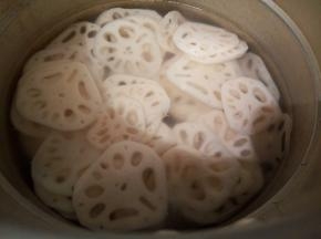 锅里水开，放藕片焯水