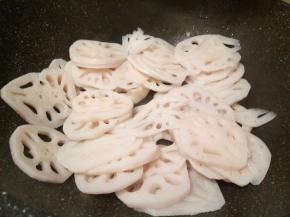 锅里放一点点油，加蒜泥炒香，放藕片翻炒片刻