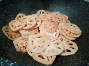 最后加生抽，盐少许翻炒，最后可以撒点葱花就可以