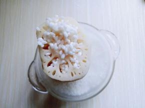 把泡好的糯米，酿入莲藕洞孔中。