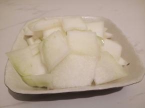 冬瓜，去皮，切小片