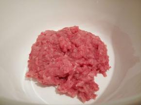 用刀给剁成肉末