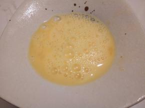 用筷子顺着一个方向，搅拌成鸡蛋液