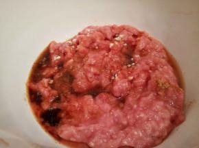 再加盐一勺，生抽2勺，十三香一勺搅拌均匀，再加芝麻油一勺，拌匀