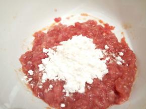 最后加淀粉2勺，丸子容易成团