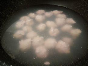 锅里放水，等水微开，把肉末用虎口位置，挤成丸子，此时一定要开小火，