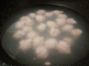 锅里放水，等水微开，把肉末用虎口位置，挤成丸子，此时一定要开小火，