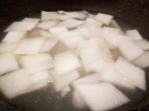 丸子全部挤好，开中火，放冬瓜片煮熟