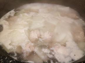 水开以后，开大火再煮5分钟，加点盐一勺，鸡粉调味