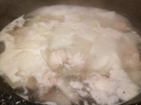 水开以后，开大火再煮5分钟，加点盐一勺，鸡粉调味