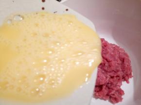 鸡蛋液一点点都加入到肉末中