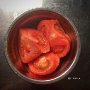 一个新鲜番茄洗净去皮切块