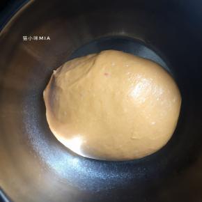 揉至扩展阶段后加入黄油，继续揉至完全阶段