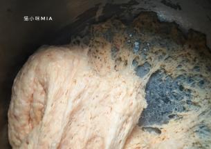 温暖处发酵至3倍大，用手扒开，里面有清楚的蜂巢状态