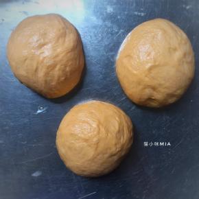发酵好的面团排气后，平均分为三份，揉圆用保鲜膜盖好，松弛10分钟