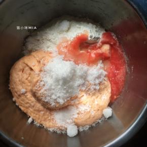 然后将发酵好的中种材料撕碎，加入主面团中除黄油以外的所有材料