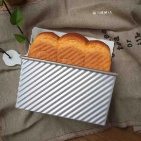 放入己预热好的烤箱下层，180度烘焙40分钟，出炉后及时脱模