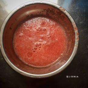 加入适量清水，用料理机打成番茄汁