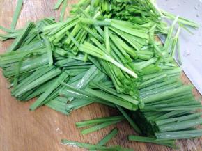 韭菜洗干净切小段。
