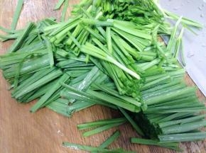 韭菜洗干净切小段。