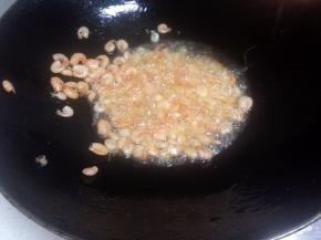 锅倒入适量的油，烧至七成热，把虾倒入炸一会捞出。