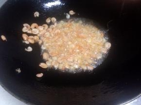 锅倒入适量的油，烧至七成热，把虾倒入炸一会捞出。